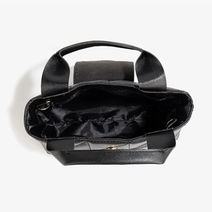 Vue de dessus du sac seau noir matelassé avec fermoir magnétique doré et doublure interne