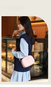 Sac bandoulière rose matelassé avec broderie en V et bandoulière réglable