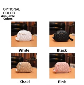 Sacs bandoulière matelassés style coquillage pour femme en blanc, noir, kaki et rose
