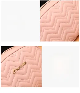 Détails du sac en cuir matelassé rose avec motif en V et logo en métal doré brillant