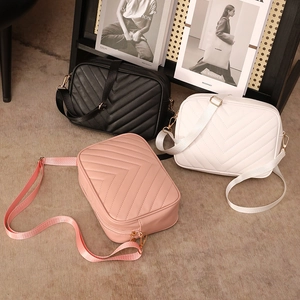 Bolso de Cámara Acolchado de Cuero PU para Mujer Elegante Bolso Bandolera Bordado en V con Herrajes Dorados