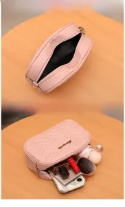Sac coquille rose en similicuir matelassé avec intérieur spacieux et logo doré