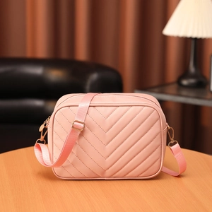 Bolso bandolera rosa acolchado con costuras en V y detalles metálicos dorados