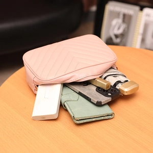 Bolso bandolera rosa acolchado con costuras en V y espacio para objetos diarios