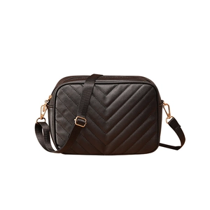 Bolso bandolera negro tipo cámara con costuras en V y detalles dorados