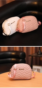 Détails de sacs bandoulière en similicuir matelassé avec bandoulière large et logo doré élégant