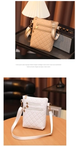 Detail von gesteppten Umhängetaschen in Beige und Weiß mit drei Reißverschlussfächern