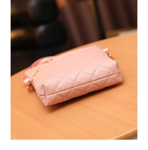Detailaufnahme der rosa gesteppten Ledertasche mit feinen Nähten und goldenen Beschlägen