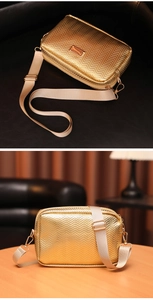 Detail der goldenen Umhängetasche mit Wellenstruktur und gewebtem Schultergurt