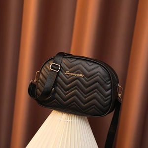 Sac bandoulière noir matelassé classique avec broderie vague et bandoulière réglable
