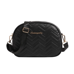 Sac bandoulière noir classique à surpiqûres vagues avec logo doré et sangle réglable