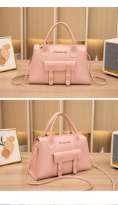 Detailansicht der rosa Boston Bag mit goldenem Logo und doppelten Schnallentaschen