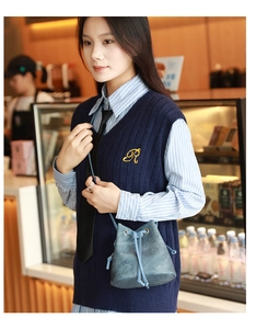 Sac seau à cordon bleu Morandi porté avec un gilet de style preppy et chemise