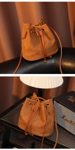 Détail du sac seau caramel montrant la texture de la toile et la bandoulière