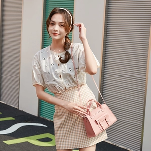 Minimalistische rosa Umhängetasche für Damen mit sommerlichem Bestickungs-Outfit