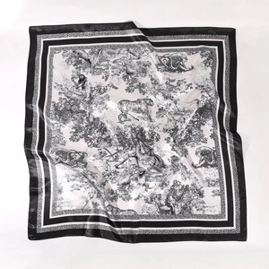 Dettaglio di un foulard di seta satinata 90cm con stampa Toile de Jouy bianca e nera