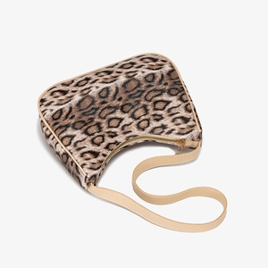 Borsa sottobraccio leopardata con finiture in pelle beige e cerniera dorata