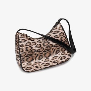 Borsa sottobraccio leopardata di tendenza con finiture in pelle nera e zip dorata