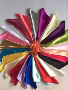 Palette détaillée de foulards carrés en satin de soie de diverses couleurs vives