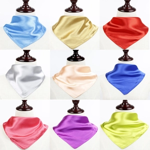 Grille de neuf couleurs de petits foulards carrés en satin de soie avec une brillance vive