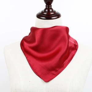 Carré de soie en satin rouge 60x60cm porté comme un foulard sur un mannequin