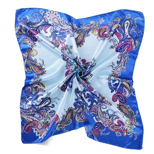 Foulard carré en satin de soie à motif paisley bleu marine et clair avec beau drapé
