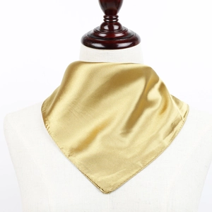 Élégant foulard carré en satin de soie couleur champagne sur mannequin effet brillant