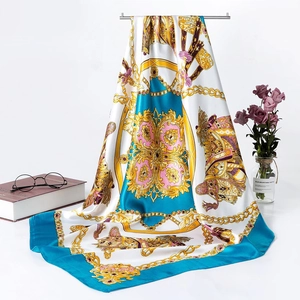 Détail d'un carré de soie satinée avec motifs baroques de carrosses et de chaînes élégantes