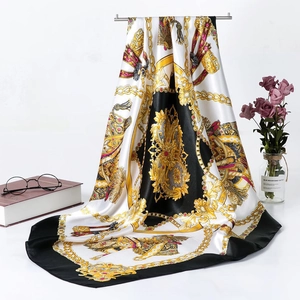 Vue détaillée d'un foulard en soie baroque avec motifs de chaînes dorées et imprimés floraux