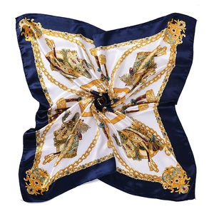 Carré de soie style baroque avec motifs chaînes dorées et bordure bleu marine