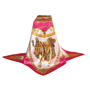 Détail d'un foulard carré en satin avec imprimé carrosse magenta et chaînes dorées