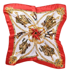 Carré de soie rouge et blanc avec chaînes dorées et motifs équestres de carrosses royaux