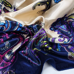 Foulard en satin de soie avec imprimé paisley violet, drapé élégant et fini brillant