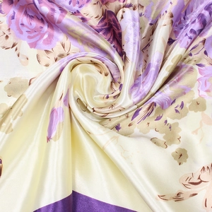 Elegante foulard quadrato 90cm in finta seta con stampa floreale e drappeggio giallo