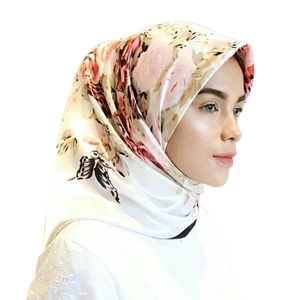 Dettaglio elegante foulard 90cm in finta seta con stampe floreali rosa e farfalle nere