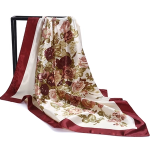 Dettaglio di un foulard in seta 90cm con rose vintage ed elegante bordo bordeaux
