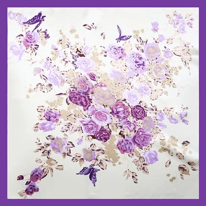 Dettaglio di un foulard in seta con stampe di rose viola e motivi di farfalle su base crema