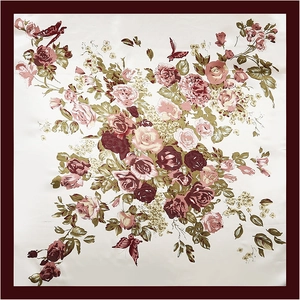 Dettaglio di un foulard in seta con motivi di rose e bordo rosso scuro elegante