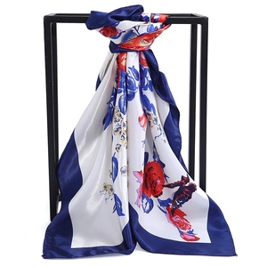 Elegante foulard in seta satinata 90cm con rose rosse e motivi di foglie blu d'epoca