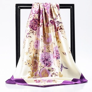 Elegante Foulard Quadrato in Raso da Donna con Stampa Floreale di Rose e Farfalle Sciarpa Leggera Moda Hijab