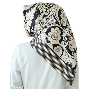 Elegante foulard quadrato in raso nero con stampe floreali bianche e bordo a pois