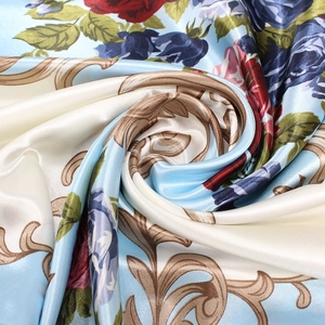 Foulard en satin bleu et beige avec roses rouges et motifs baroques en volute