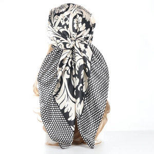 Elegante foulard di seta quadrato con motivi floreali Damasco neri e bianchi e pois