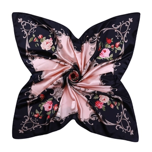 Carré de soie satiné 90x90cm avec roses roses et motifs de volutes sur fond noir élégant