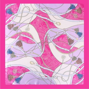 Détails d'un foulard carré en satin avec des chaînes dorées et motifs floraux