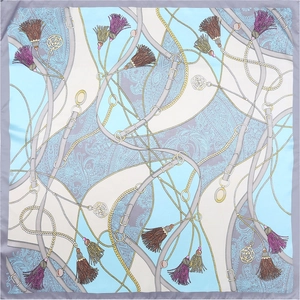 Carré de soie satiné de 90 cm avec imprimé vintage de chaînes, franges et cachemire bleu clair