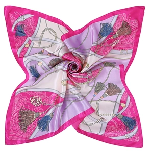 Détail d'un carré de soie 90cm satiné avec motifs paisley et chaînes fuchsia et lilas