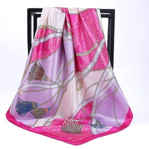 Détail d'un foulard en soie satinée à motifs de chaînes sur un support métallique