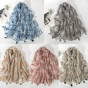 Détails d'écharpes style bohème avec motifs géométriques et bordures à franges