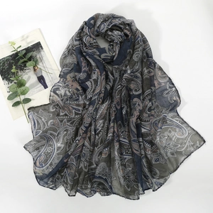 Λεπτομέρεια από ελαφρύ φουλάρι με σχέδιο paisley, vintage boho μοτίβα και μαλακή υφή